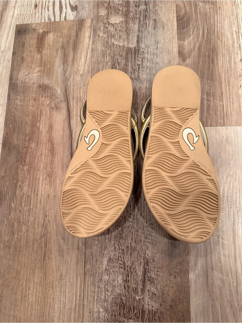 OluKai Metallic Gold Strappy Slide Sandals NWOT Resortwear Summer Sz 8 - Picture 4 of 12